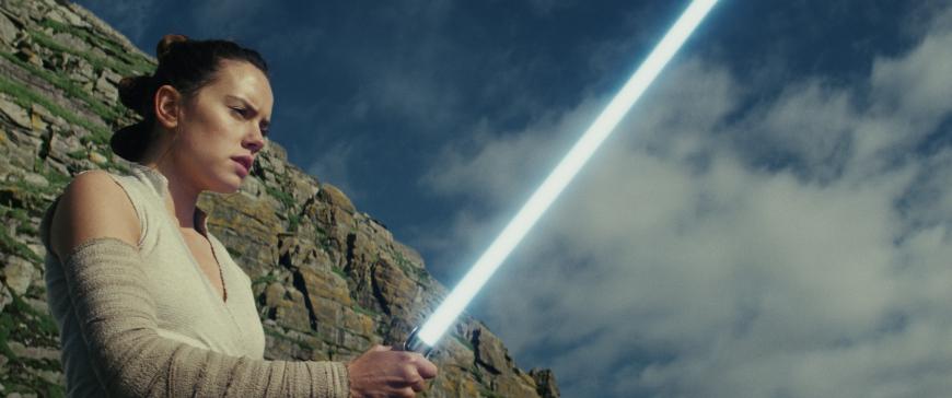 Rey (Daisy Ridley) hat ungewöhnlich starke Kräfte - wechselt sie etwa zu der dunklen Seite der Macht?