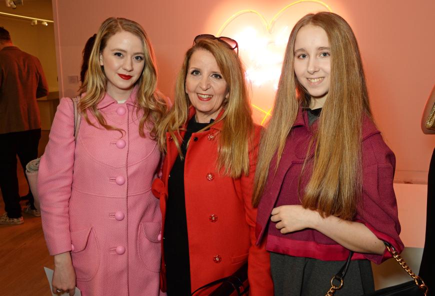 Afton McKeith (r.) ist die Tochter von Gillian McKeith (M.), eine bekannte schottische Autorin und TV-Moderatorin.