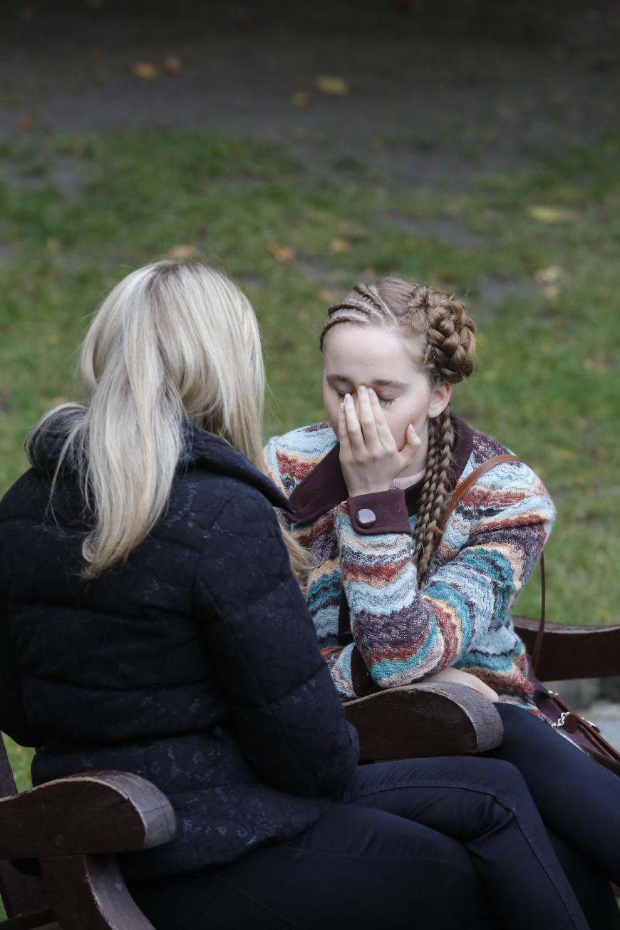 Laut einer engen Vertrauten ist die 17-jährige Afton McKeith nach der Trennung von Brooklyn Beckham am Boden zerstört - hier bricht sie auf einer Parkbank weinend zusammen, sucht Trost bei einer Freundin. Besonders, dass Brooklyn ihr immer noch schreibt, mache ihr zu schaffen: