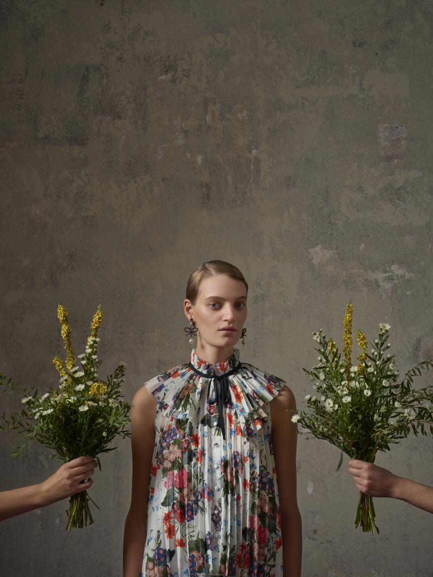 Diese süße Bluse von Erdem x H&M könnt ihr sogar schon für 70€ ergattern, cool oder?!