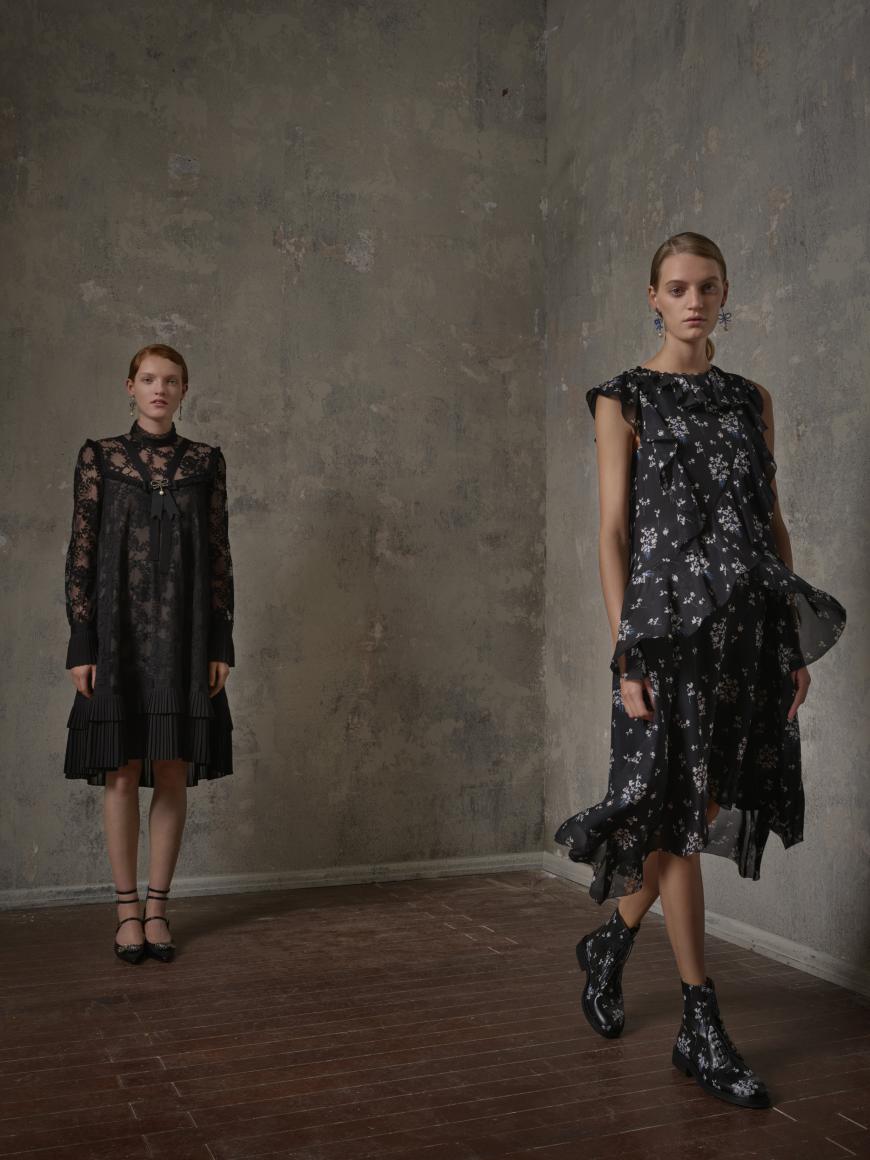 Hinten seht ihr noch mal das süße schwarze Kleid mit Spitze, das Outfit vorne ist auch noch mal richtig gelungen. Das zarte, blumige Kleid für 149€ und die derben Boots harmonieren echt super!