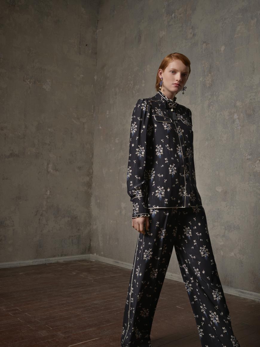 Oh mein Gott, wir können den Launch kaum erwarten! Diesen Pyjama-Style-Anzug gibt es für 178€ zusammen, aber auch einzeln shoppbar.
