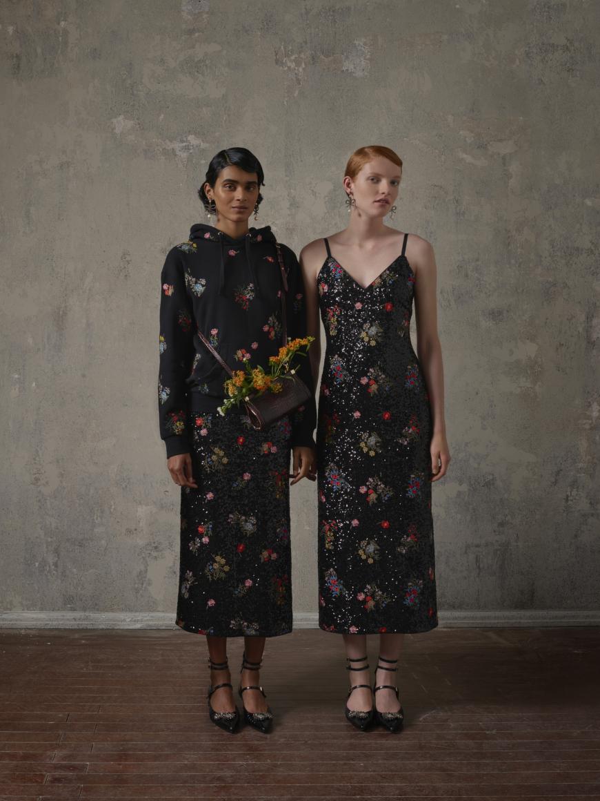 Echte Flower-Power! Den Hoddie gibt es bald für 99€ und das Kleid für 199€.