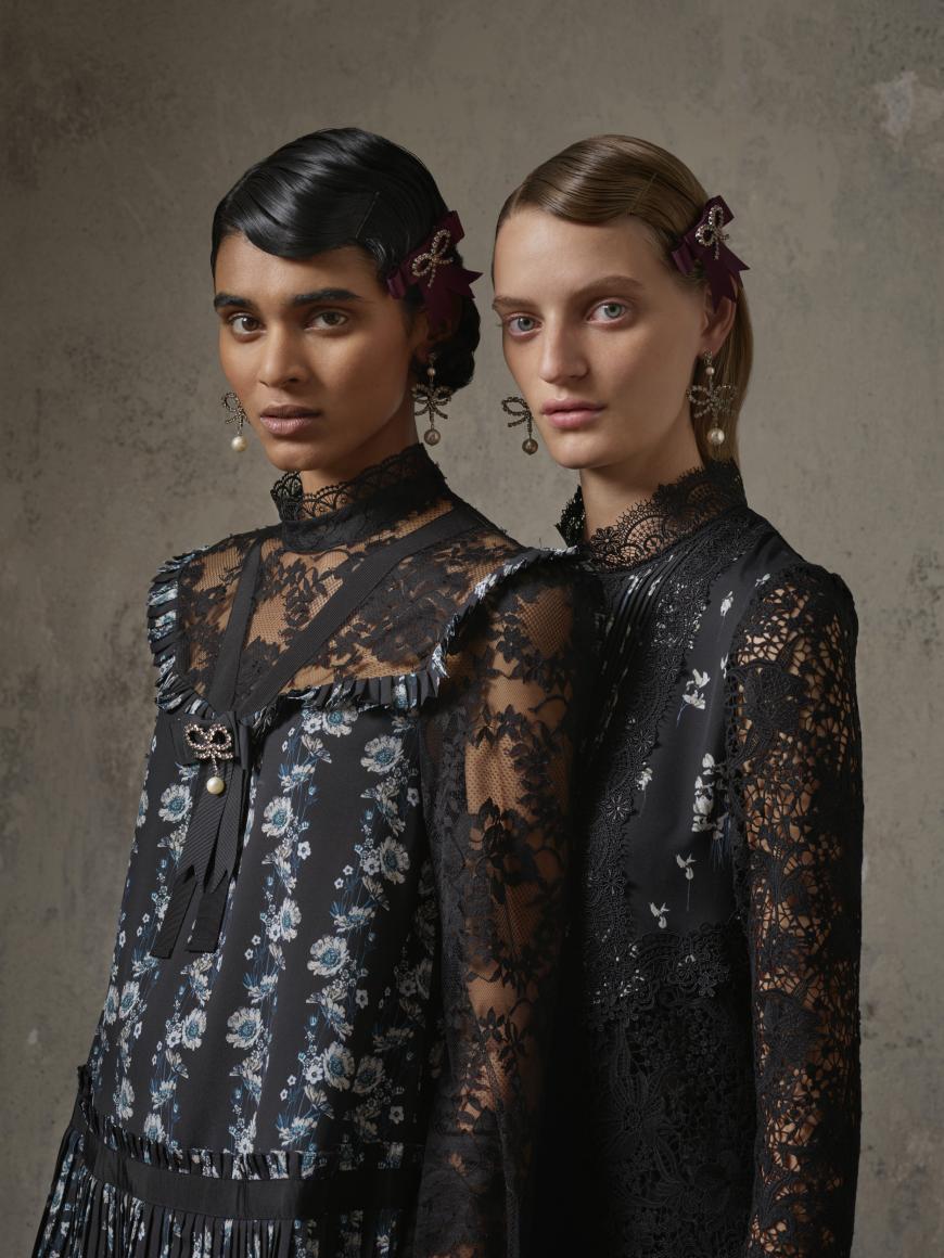 Spitze und dunkle Blumenmuster, wir lieben diese Kombination! Die Bluse links kostet 129€ und das rechte Kleid 299€.