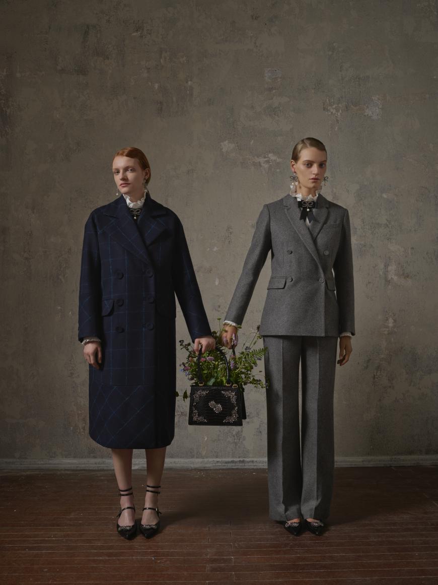 Welches Outfit finden wir schöner?! Kaum zu definieren, der linke Mantel von Erdem x H&M kostet 199€, der graue Hosenanzug setzt sich aus dem Blazer für 149€ und der Hose für 99€ zusammen. Das Beste an beiden Looks? Die Schuhe sind auch aus der Kollektion und es gibt sie für 179€ uuuuuund die Tasche für 199€.