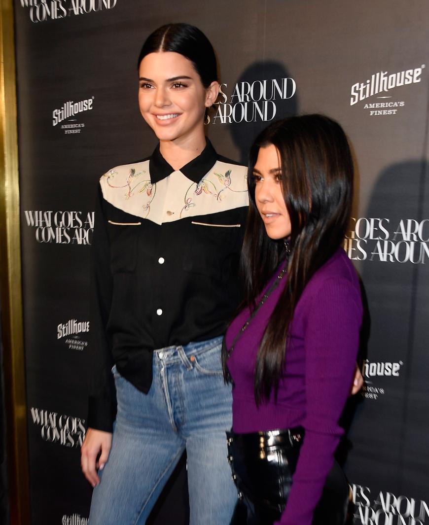 Kourtney und Kendall vor wenigen Tagen auf dem roten Teppich: Versteckt sich hier eine Mini-Babykugel?