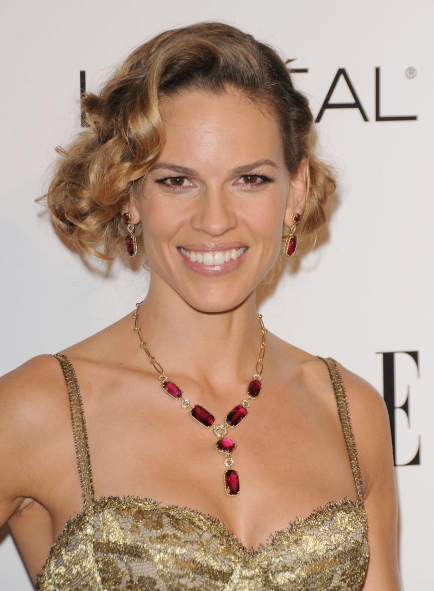 Hilary Swank weiß wie man ein schönes Abendoutfit zerstören kann!