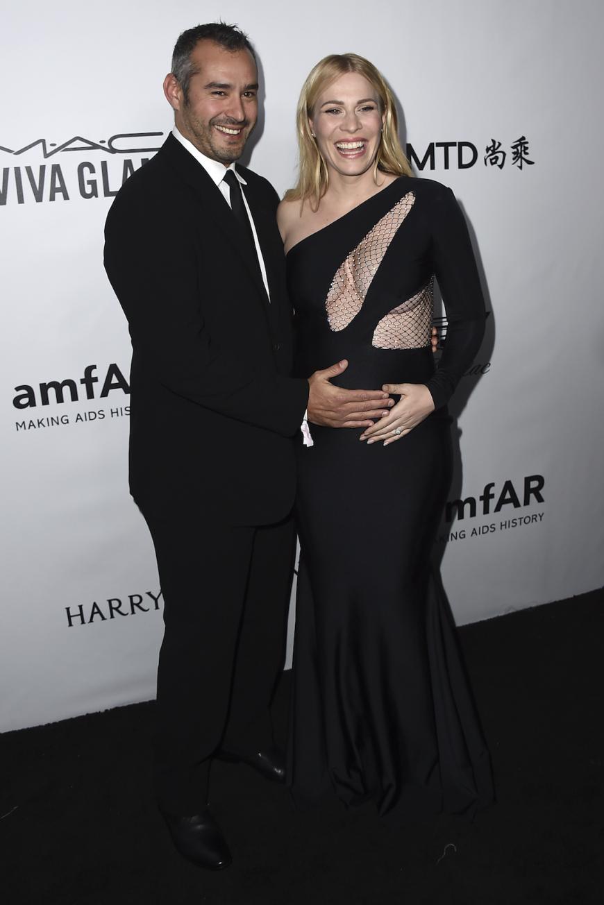 Die Sängerin Natasha Bedingfield mit Mann und Nachwuchs an Bord, das Kleid war allerdings etwas too much mit der runden Babykugel in Kombination.