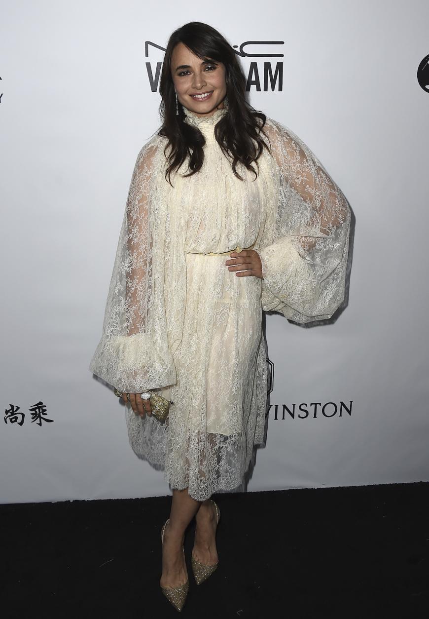 Die argentinische Schauspielerin Mia Maestro in einer Gardine, ähm Entschuldigung, einem Spitzenkleid, das allerdings ziemlich cool aussah!