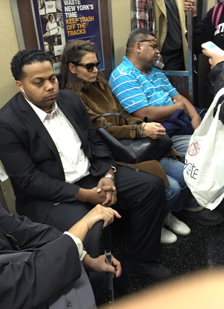 Wer fährt denn hier inkognito in der U-Bahn durch New York?