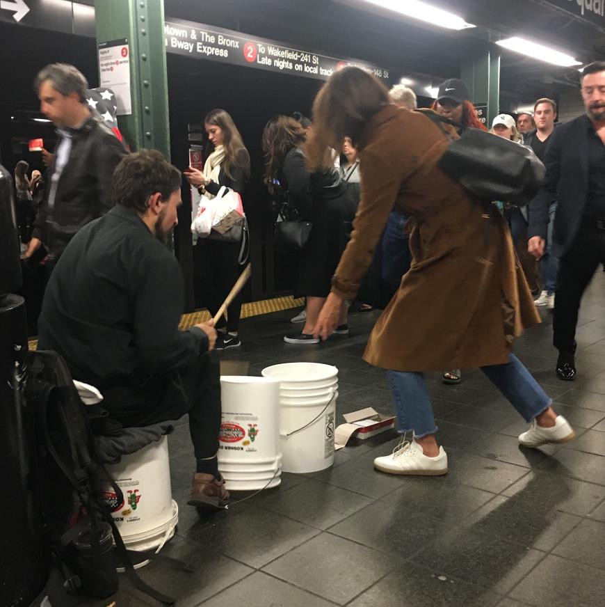 Bevor sie den Bahnstieg verließ spendete sie einem Straßenmusiker 25 Dollar.