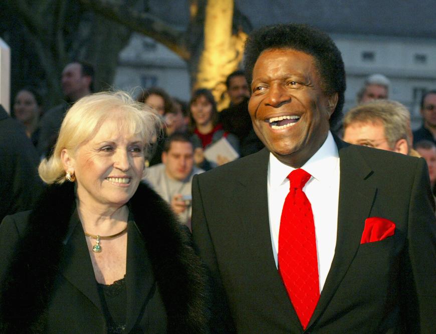 Von 1964-2012 waren Roberto und Mireille verheiratet. In seiner Biografie „Von der Seele“ erzählt der Schlagerstar von seinen zahlreichen Affären.