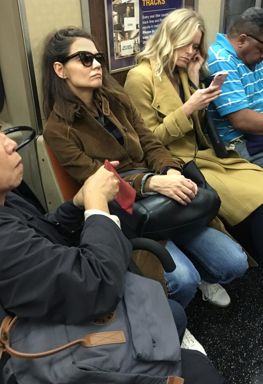 Ganz unbeeindruckt und mit großer Sonnenbrille wurde Katie Holmes nach ihrer Ankunft in New York in der Linie R entdeckt.