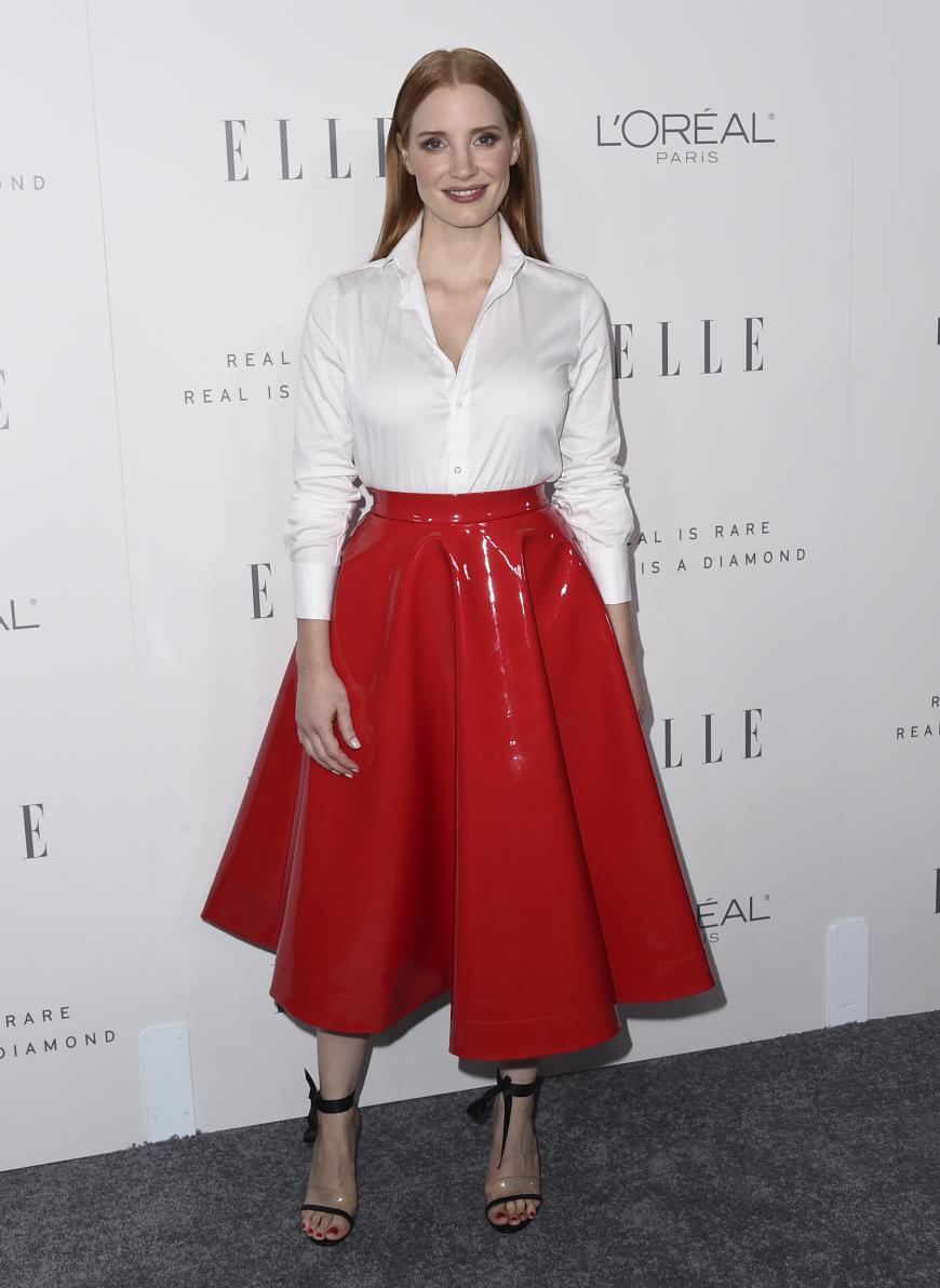 Ein mega genialer Look, den Jessica Chastain uns in L.A. präsentierte! Der rote Vinyl-Rock kombiniert mit der eher spießigen Bluse sah bombastisch aus!