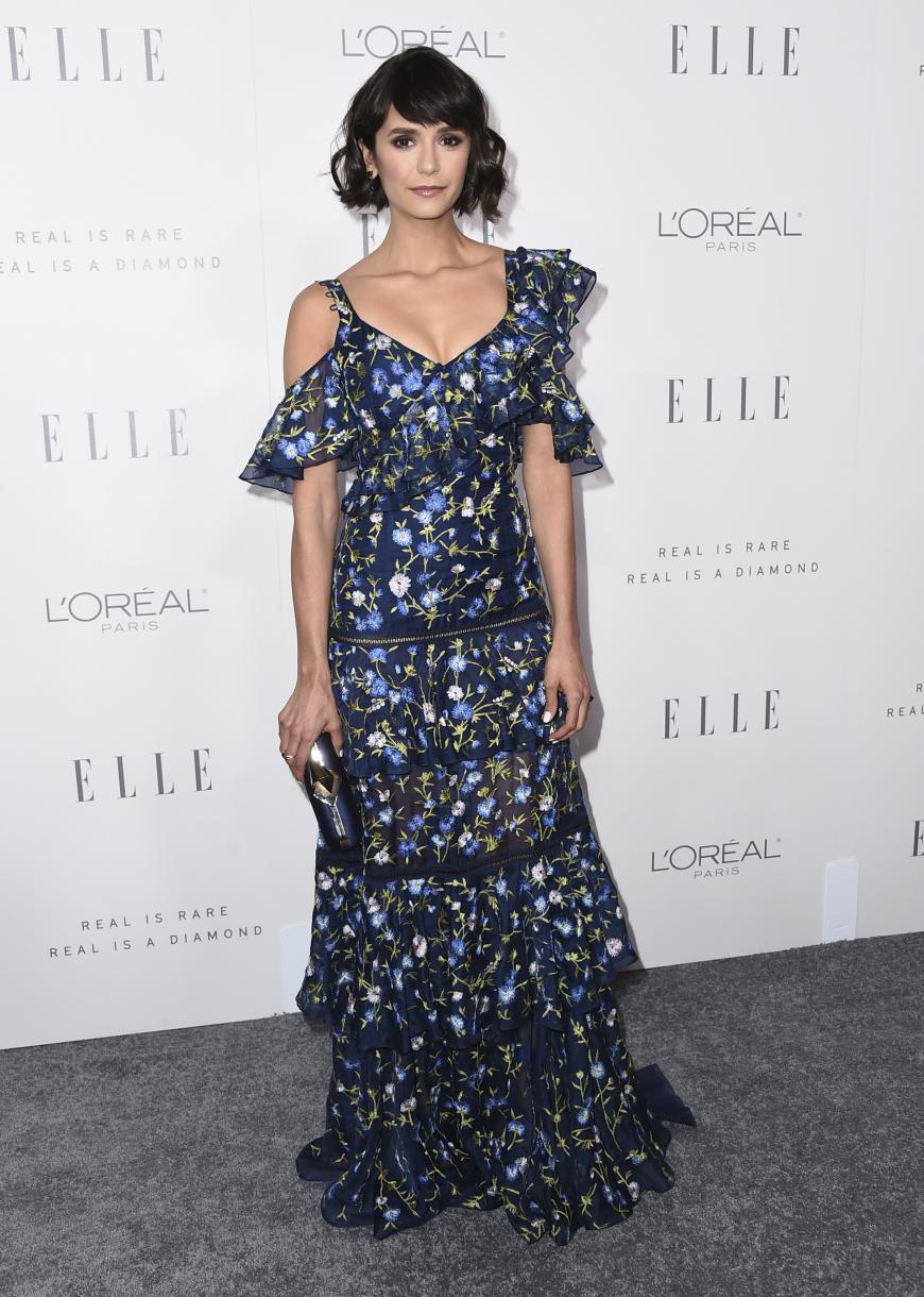 Nina Dobrev erschien in einem blumigen Kleid auf dem Red Carpet, doch das Dress haut uns echt nicht vom Hocker ...