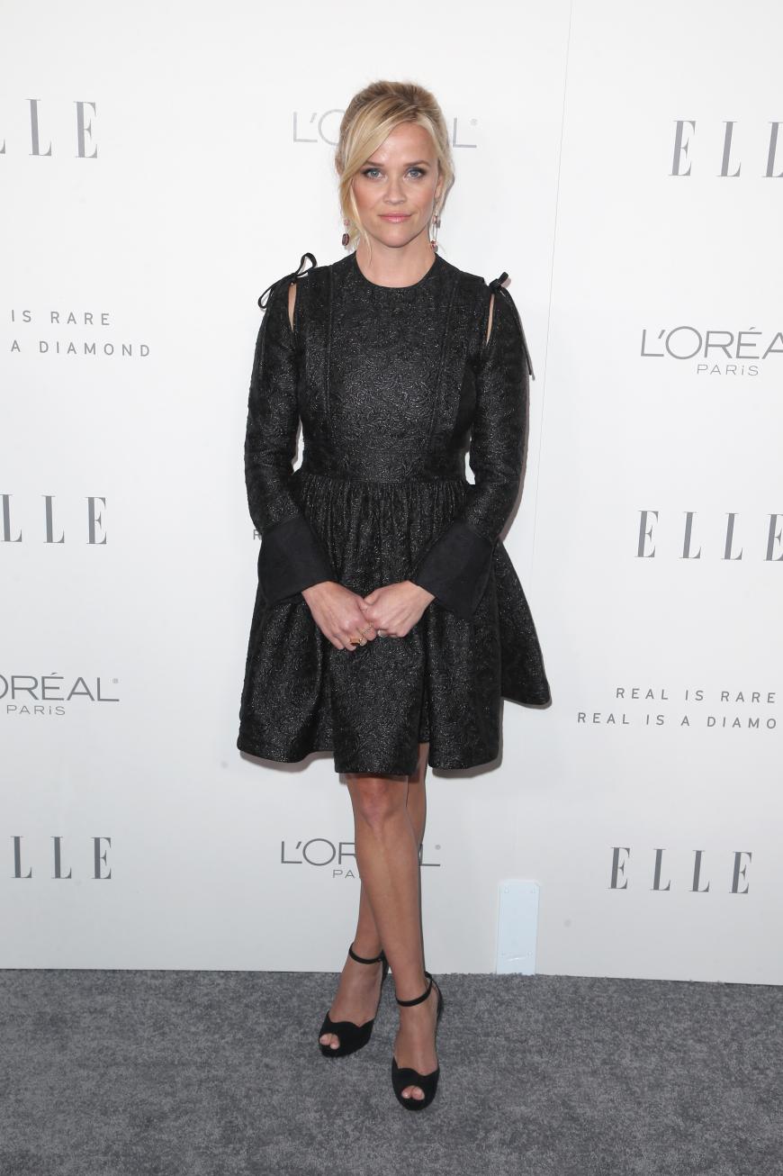 Reese Witherspoon in einem schwarzen Cocktailkleid, das wirklich kurz war. Sie kann es sich mit der zierlichen Figur aber total erlauben.