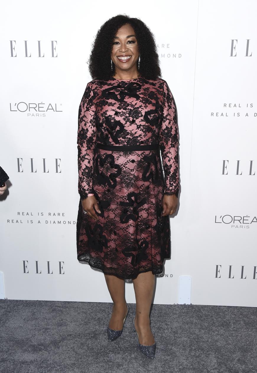 Die Drehbuchautorin Shonda Rhimes wählte ein Kleid, das ihre Figur hervorragend formte.