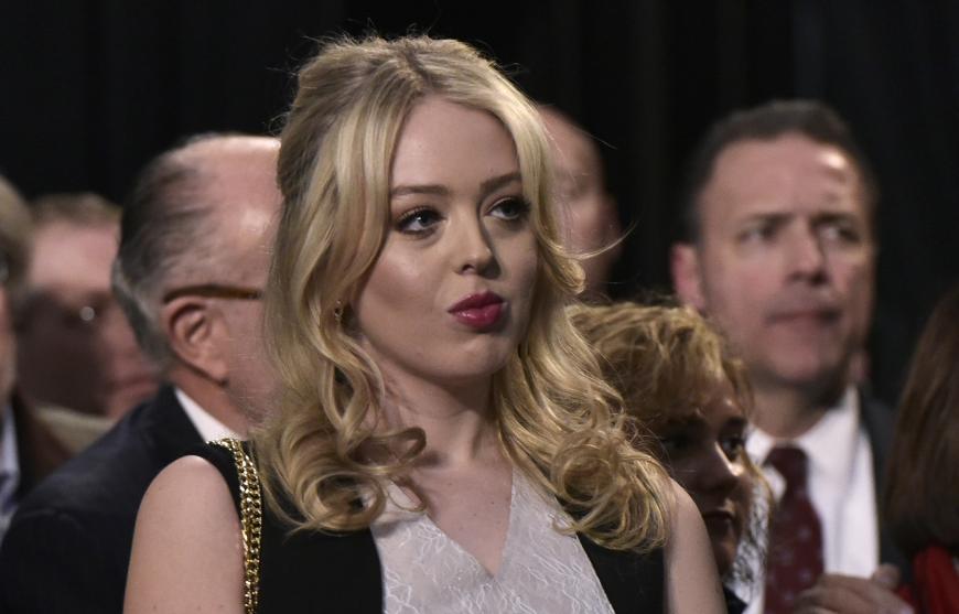 Sie ist die Tochter des Präsidenten der Vereinigten Staaten, doch kaum jemand nimmt sie wahr. Tiffany Trump gilt als das schwarze Schaf der Trump-Familie.