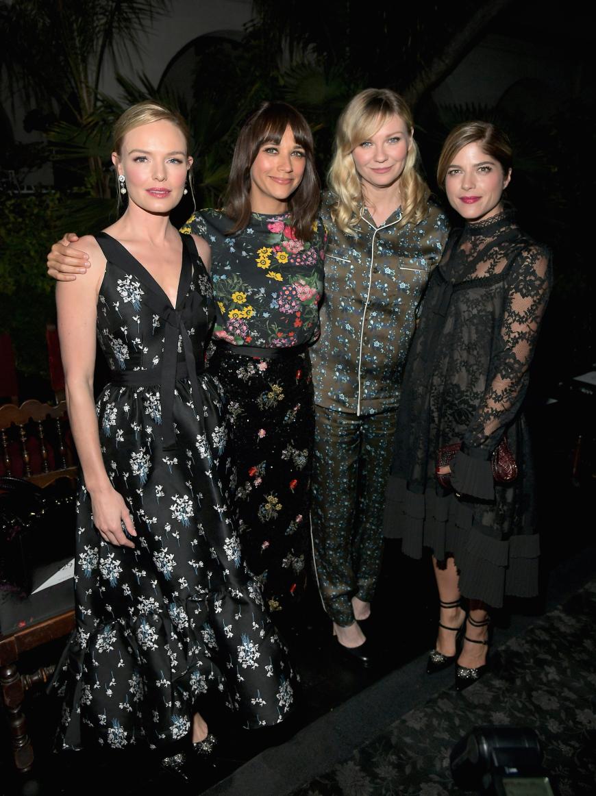 Wow, bei H&M x Erdem waren wirklich die ganz Großen: (v.l.n.r.) Kate Bosworth, Rashida Jones, Kirsten Dunst und Selma Blair!