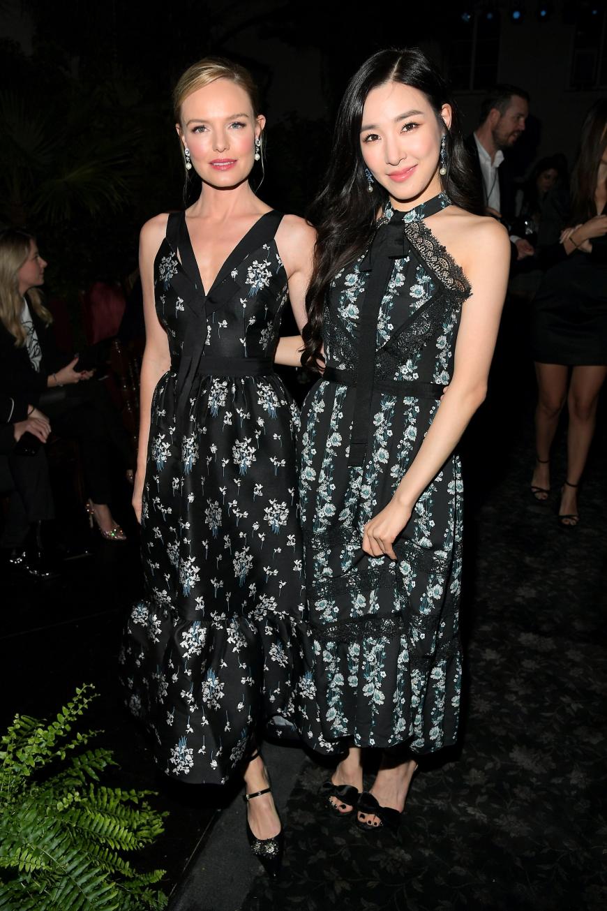 Kate Bosworth und die Sängerin Tiffany Hwang in den schicken Kleidern der Kollektion H&M x Erdem.