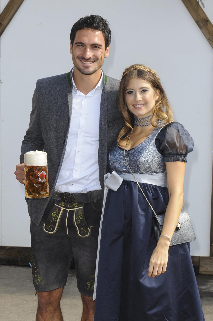 Auf dem Oktoberfest zeigten sich Mats Hummels und Cathy Hummels super glücklich zusammen.