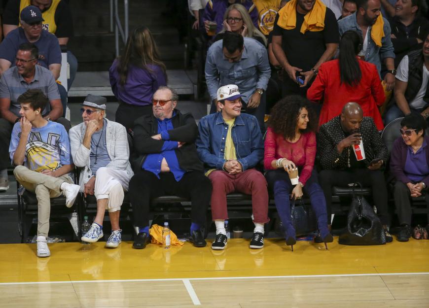 Gemeinsam mit seinem Sohn Ray (rechts neben ihm), genoss Jack Nicholson das Lakers Spiel.