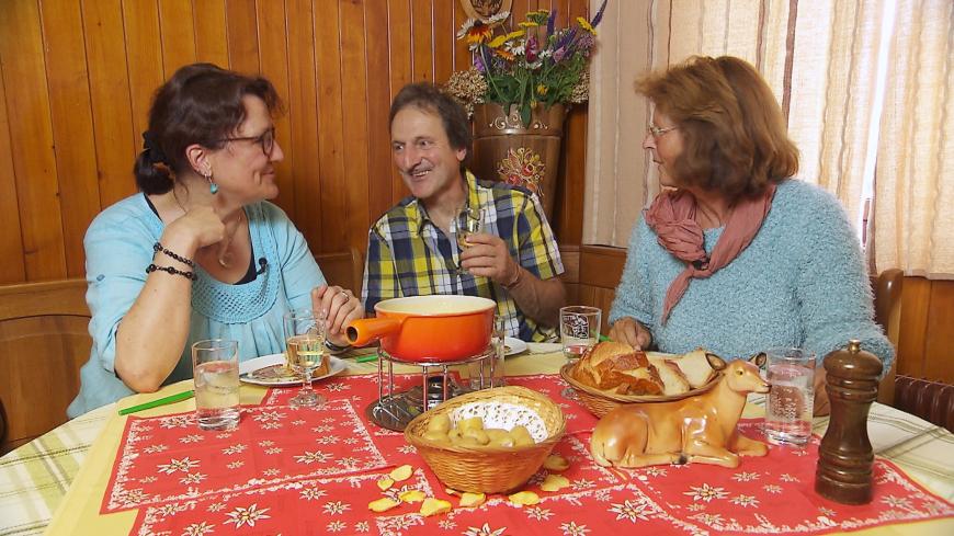 Landwirt André kann sich gleich auf zwei Frauen freuen - Heidi und Marlies. Doch die Ankunft erfreut die Damen nicht so sehr...