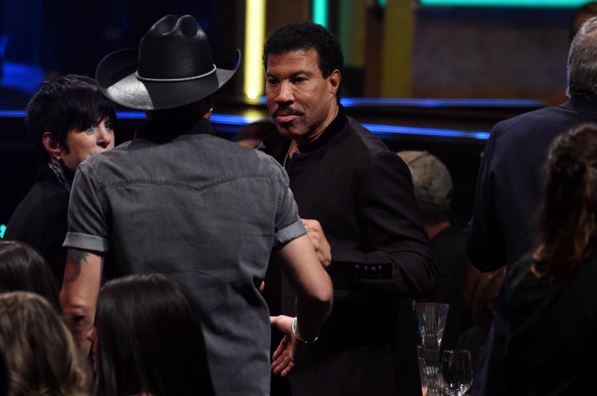 Aalglatt und irgendwie verzogen wirkt das Gesicht von Lionel Richie von vor ein paar Tagen!