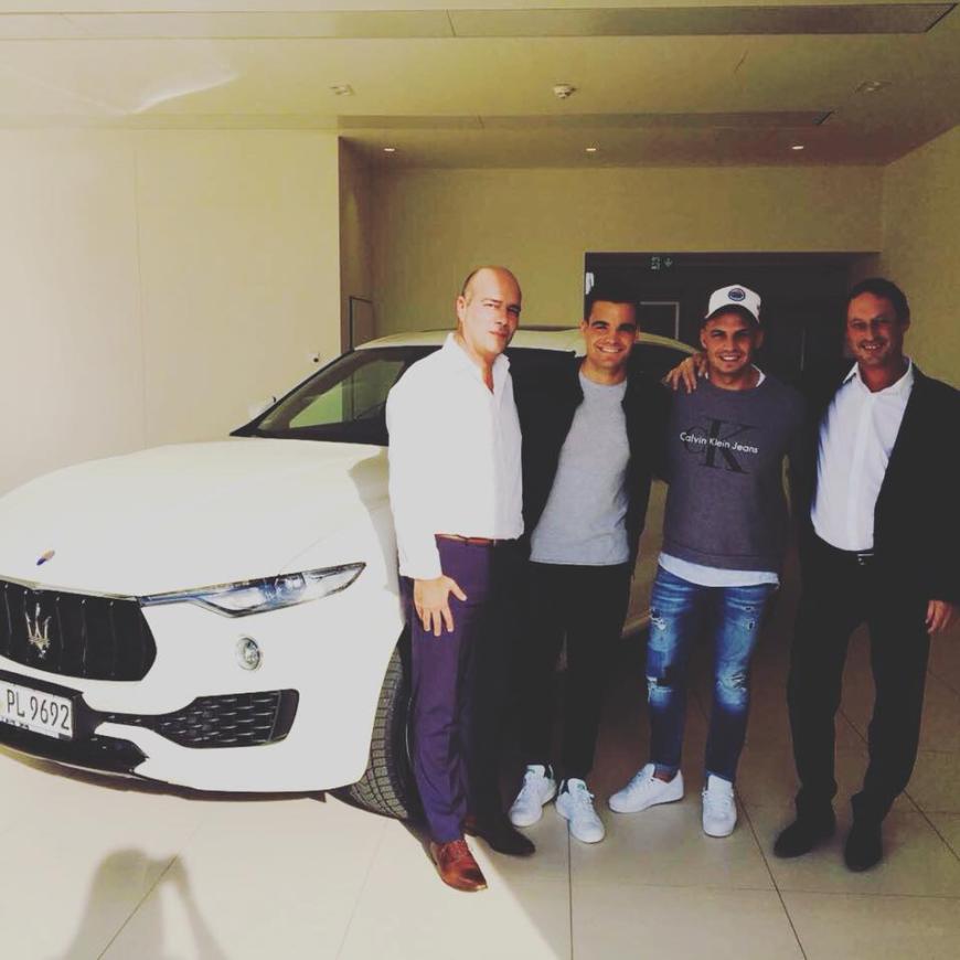 Stolz posiert Pietro Lombardi mit seinem neuem Wagen – einem weißen Maserati.