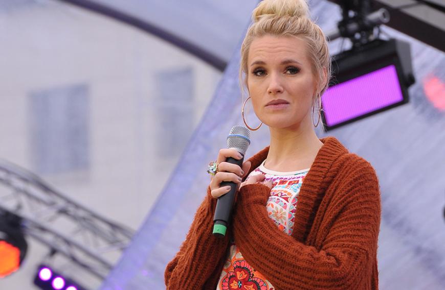 Schauspielerin und Sängerin Anna Hofbauer wurde zu Beginn ihrer Karriere von ihrem damaligen Produzenten bedrängt: "Er kam einen Schritt auf mich zu, strich mir über die Wange und meinte, ich soll nach der Show zu ihm auf den Parkplatz in sein Auto kommen."