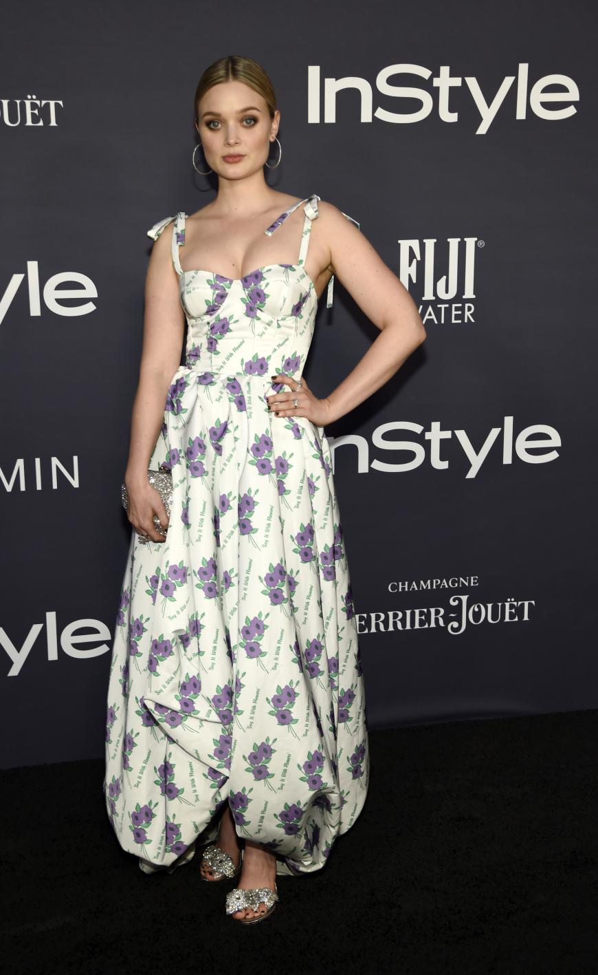 Die australische Schauspielerin Bella Heathcote erschien in einem blumigen Kleid auf dem Red Carpet. Schön, aber zu unglamourös.