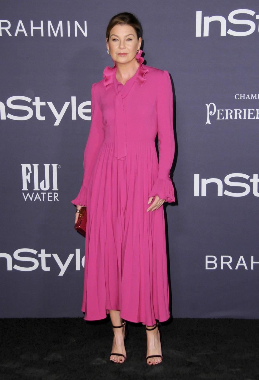 Ellen Pompeo in einer pinken Robe, schöne Wahl, doch die rote Tasche passte nicht so gut zum Look, und kann uns mal jemand verraten wer oben an Marionettenfäden ihre Augenbrauen in die Höhe zieht?