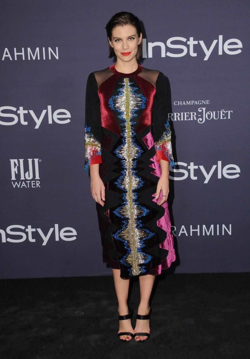 Die amerikanische Schauspielerin Lauren Cohan erschien einem sehr außergewöhnlichen Kleid auf dem Red Carpet, vor allem die Samteinsätze gefielen uns super gut!