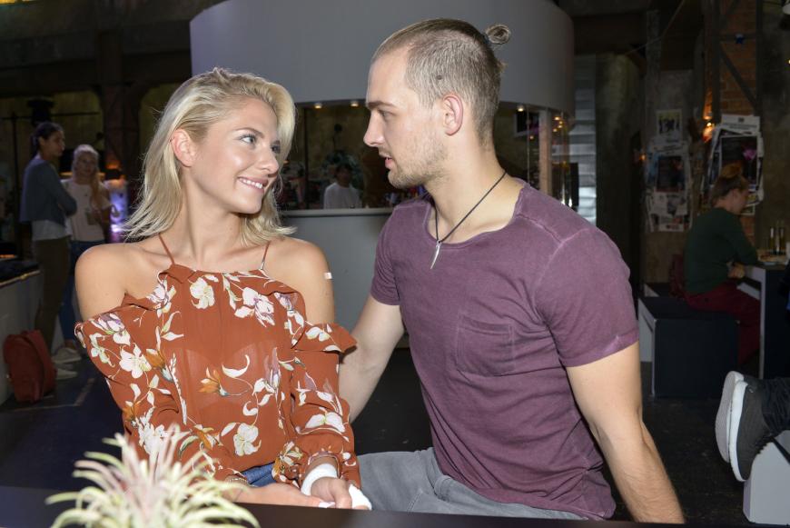 Sunny (Valentina Pahde) und Chris (Eric Stehfest) - Blicke sagen mehr als tausend Worte!