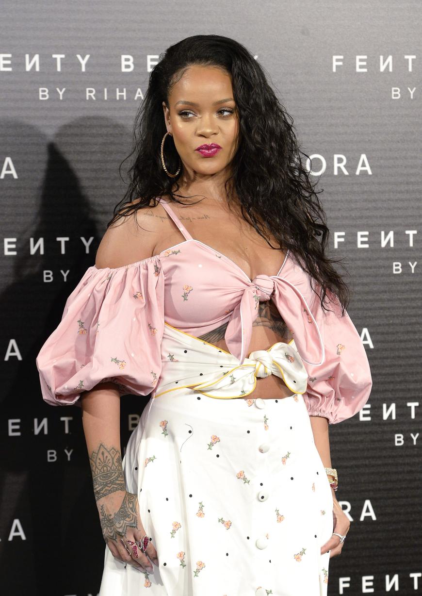Ist das ein Babybauch? Freunde von Rihanna behaupten nun, die Sängerin sei schwanger.