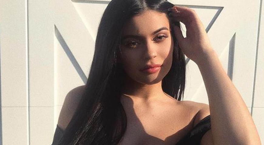 Kylie Jenner versteckt noch immer ihren Babybauch