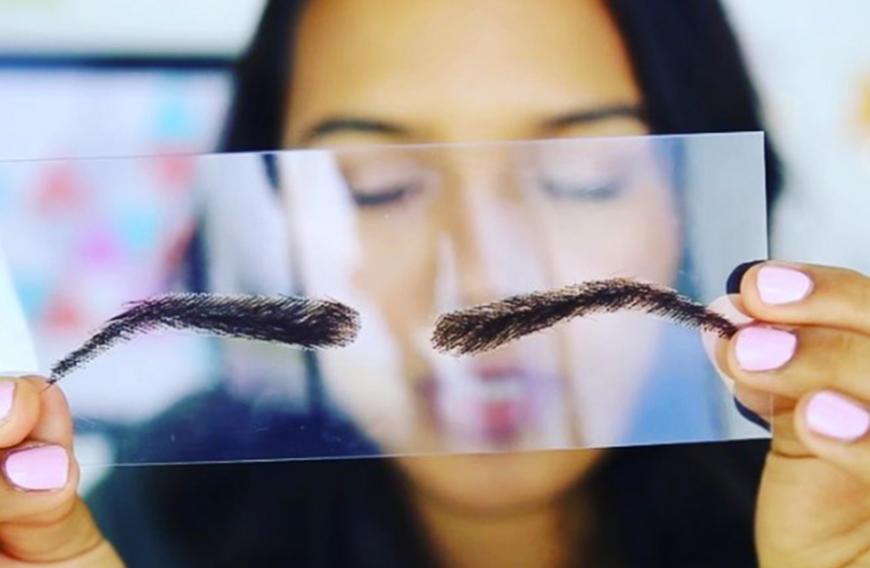 Die Eyebrow-Wigs erobern Instagram! Noch ist der Haarersatz in Augenbrauenform nicht in Deutschland erhältlich, allerdings zelebrieren zahlreiche Beauty-Gurus den Trend im Netz. Es ist also nur noch eine Frage der Zeit, bis die skurrile Perücke auch bei uns erhältlich ist ...