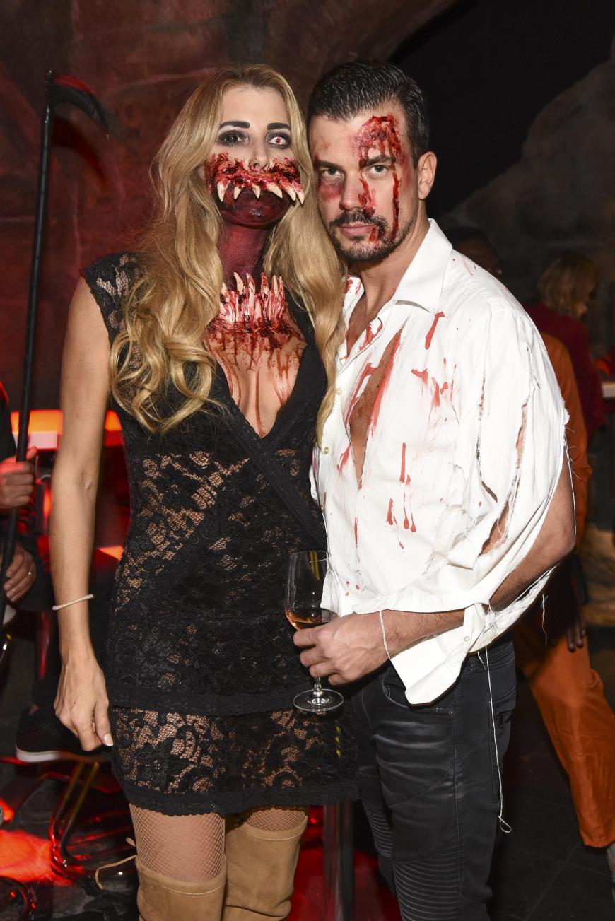 Krass! Giulia Siegel sah bei der Halloween-Party von Freundin Natascha Ochsenknecht wirklich angsteinflößend aus! Hier posiert die DJane gemeinsam mit Freund Ludwig Heer.