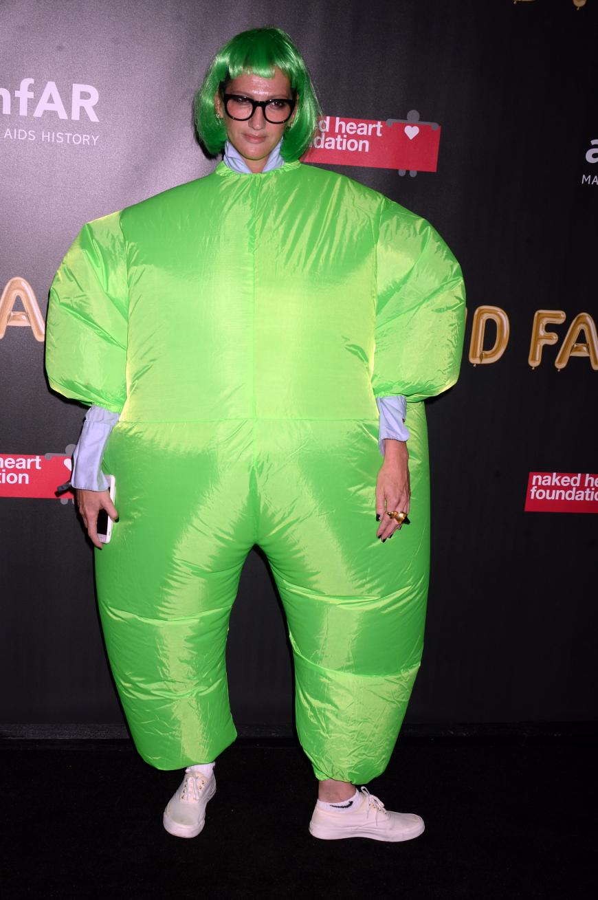 Hahahaha, was ist das denn bitte? Die Modedesignerin Jenna Lyons in einem grünen Fat-Suite!