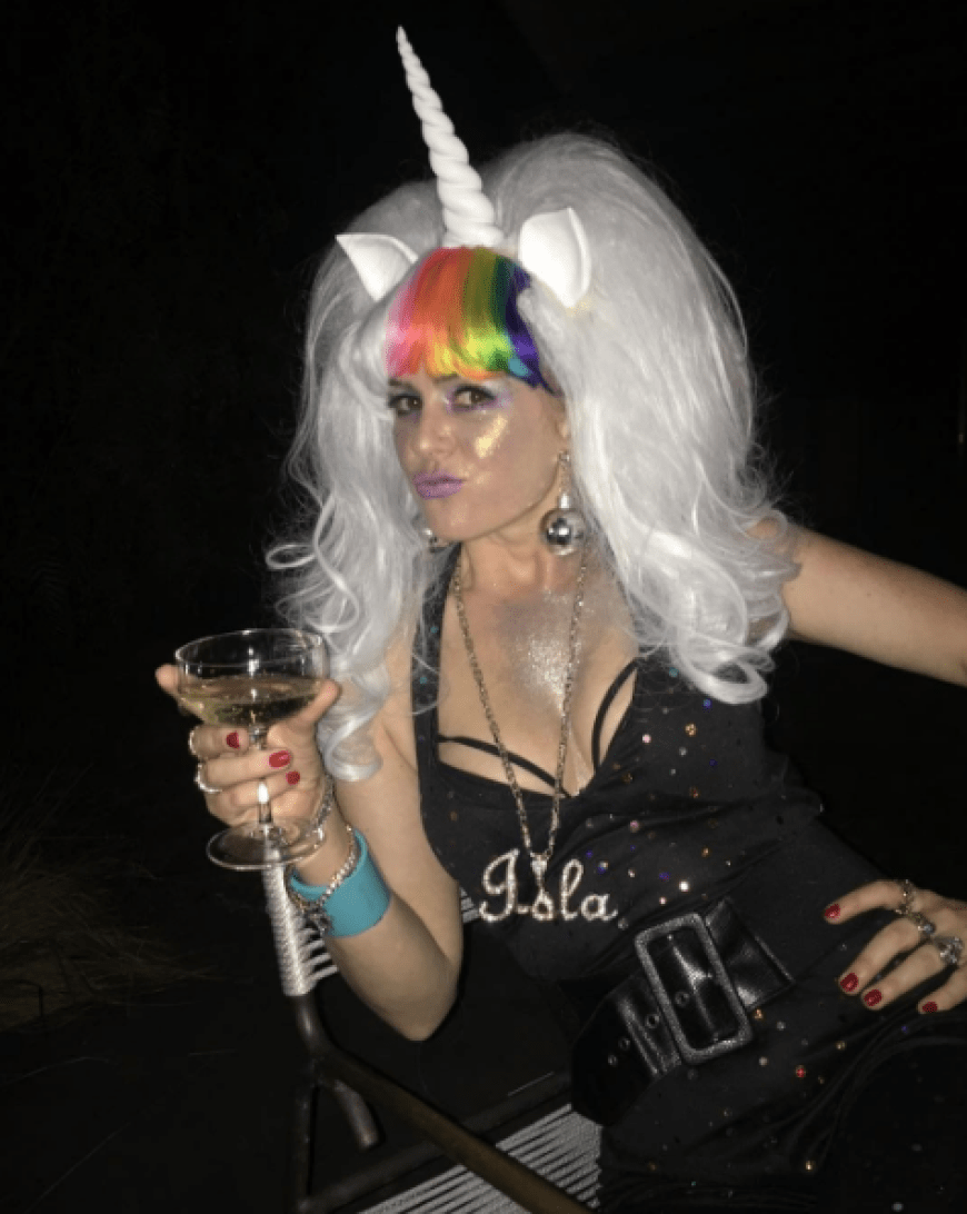 Dass der Einhorn-Trend noch lange nicht tot ist, wird am Kostüm von Isla Fisher deutlich.
