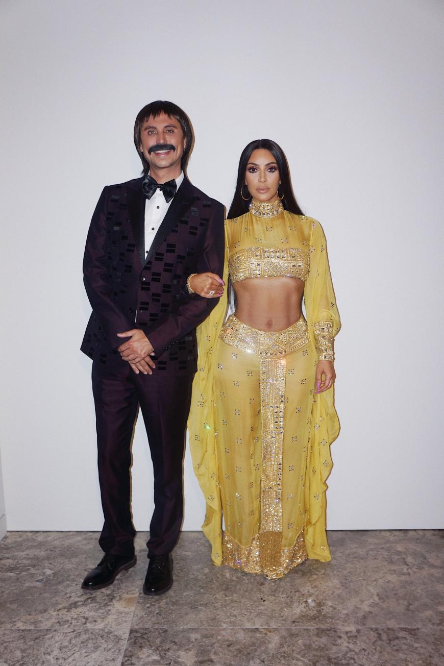 Kim Kardashian ist ein echter Halloween-Fan! Deshalb darf es auch nicht nur ein Kostüm sein. Hier ist die Beautyqueen als Cher unterwegs.