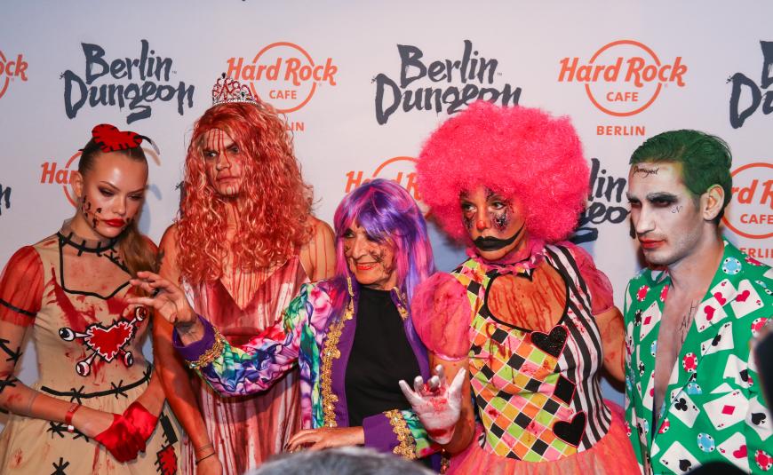 Auf der Halloween-Party von Natascha Ochsenknecht (Z. v. r.) dürfte ihre Familie natürlich nicht fehlen! Hier posiert sie zusammen mit Tochter Cheyenne, Sohn Wilson Gonzales und Freund Umut Kekilli.