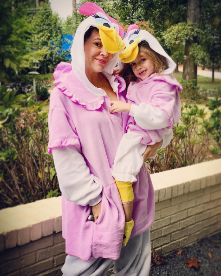 Wie süß ist das denn bitte? Alyssa Milano und ihre Tochter im Partnerlook als Daisy Duck.