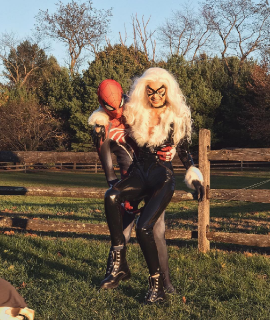 Den Retter in der Not mimt Zayn Malik als Spiderman - Gigi Hadid scheint es zu gefallen.