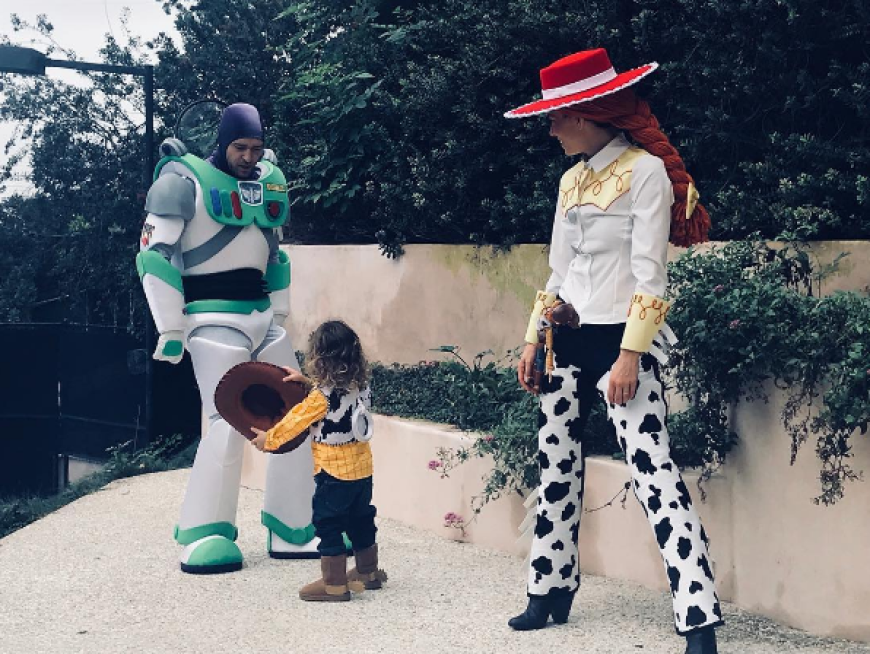 Liebe Grüße senden Jessica Biel, Justin Timberlake und Sohnemann Silas als Buzz, Jessie und Woody aus Toy Story via Instagram ihren Fans.