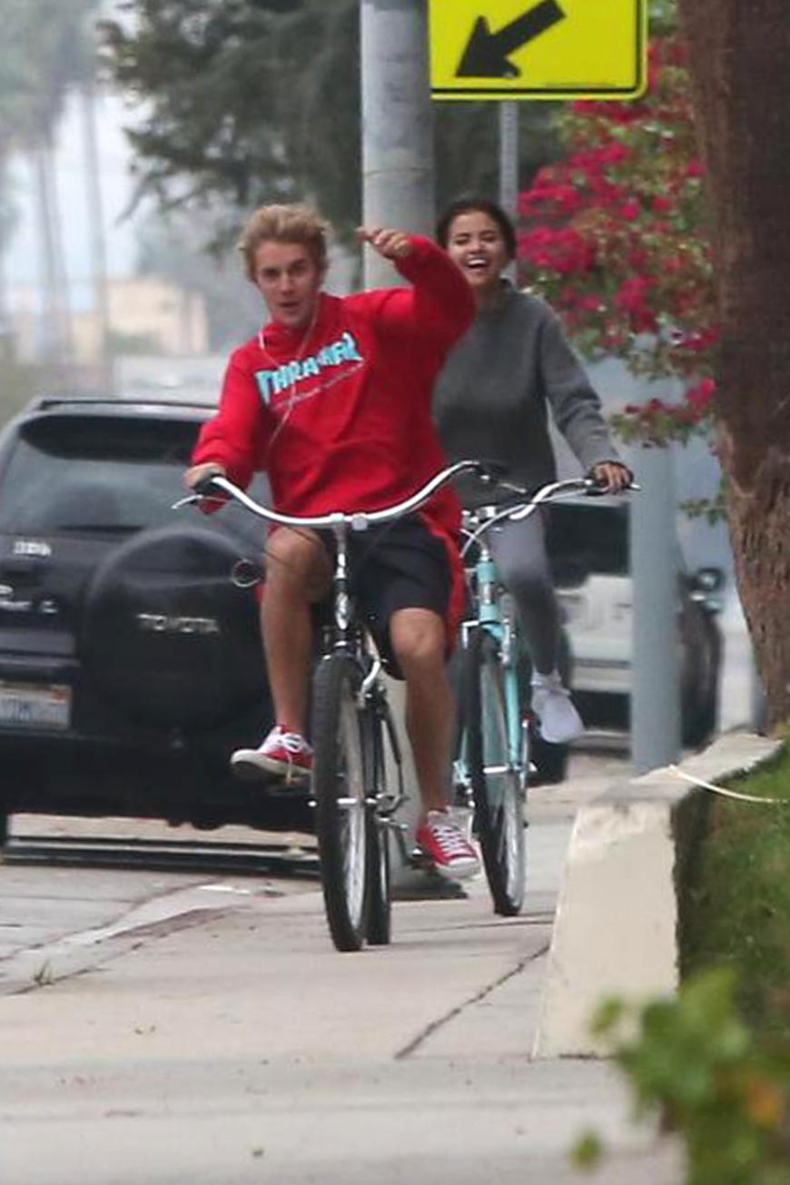 SO sieht frischverliebt aus: Justin und Selena cruisen mit ihren Bikes rum und haben so richtig Spaß dabei.