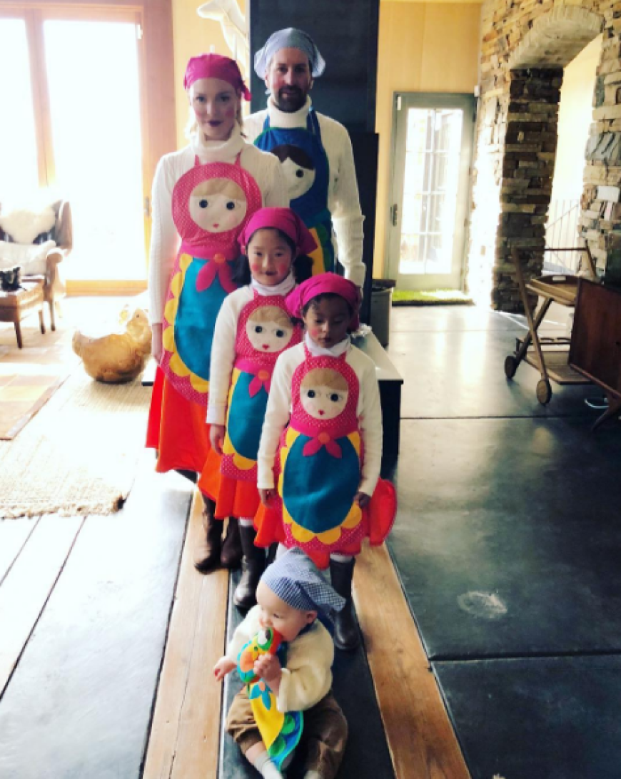 Familien-Kostüme sind bei Katherine Heigl zu einer echten Tradition geworden. In diesem Jahr haben sich die Schauspielerin, ihr Ehemann Ehemann und die Kids als Matrjoschka-Puppen verkleidet - eine wirklich süße Idee!