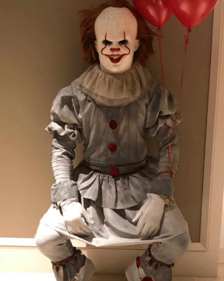 OMG! Genauso furchteinflößend wie der originale Clown Pennywise aus dem Horror-Klassiker Es von Stephen King ist auch der Star, der sich hinter dem Kostüm versteckt. Na, könnt ihr erahnen wer es ist? Der Basketball-Profi LeBron James! Und stellt euch jetzt mal bitte einen zwei Meter großen Pennywise vor - gut, dass wir dem an Halloween nicht begegnet sind ...