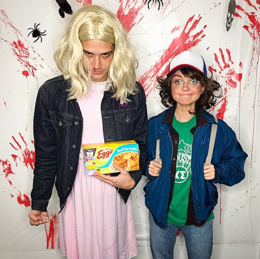 Wie cool! Sarah Hyland und Wells Adams ist mit ihrem Partner-Kostüm wirklich eine Hommage an den Netflix-Hit Stranger Things gelungen.