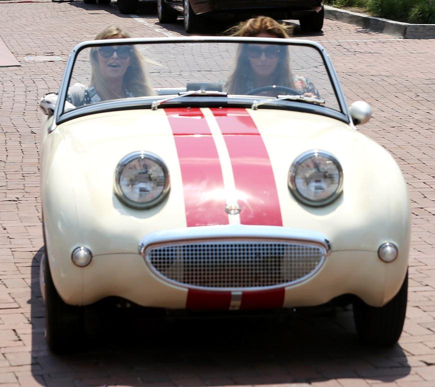 Sophia scheint eine menge Spaß in dem Oldtimer zu haben.